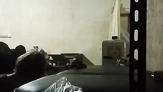 Heyecanlı ve inleyerek devam eden üvey anne tarafından seks yapmaya davet edildi