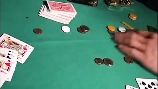 Kızıl saçlı orta yaşlı seksi kadın elektrik masasında sikişiyor... ağzına boşalma