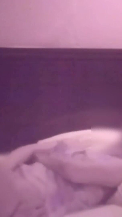 Seksi iç çamaşırlı tıraşlı bir güzellik oral seks ve parmaklama ile doruk noktası oluyor. | Klip 1