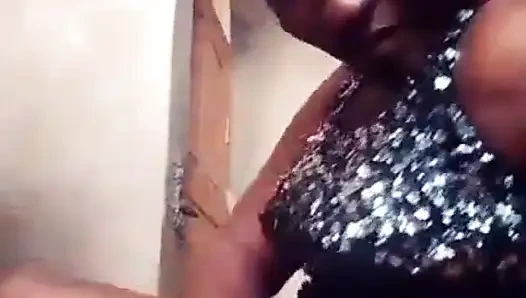 Şişman şeker anne azgın mastürbasyon yapıyor