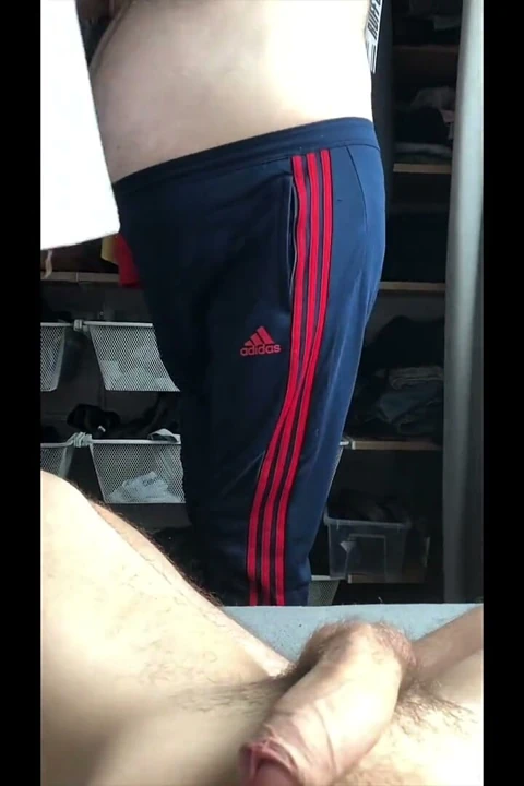 Üvey baba etraftayken gündelik mastürbasyon yapıyor