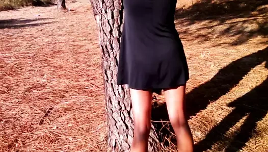 Küçük siyah elbise ve büyük siyah yapay penis