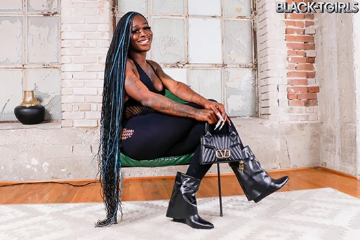 Siyah tgirls - büyük memeli ve yaraklı siyah kız mastürbasyon yapıyor