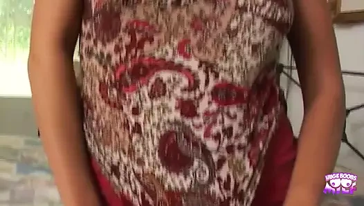 Baştan çıkarıcı bir Asyalı yarak emiyor ve döl yutarak geç kalmak için makyaj yapıyor