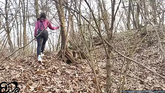 Kız bana iyi bir sakso çekmek için ormanda bir yer arıyor!