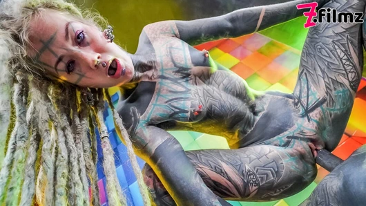 Dövmeli ateşli anuskatzz fışkırtmayı biliyor