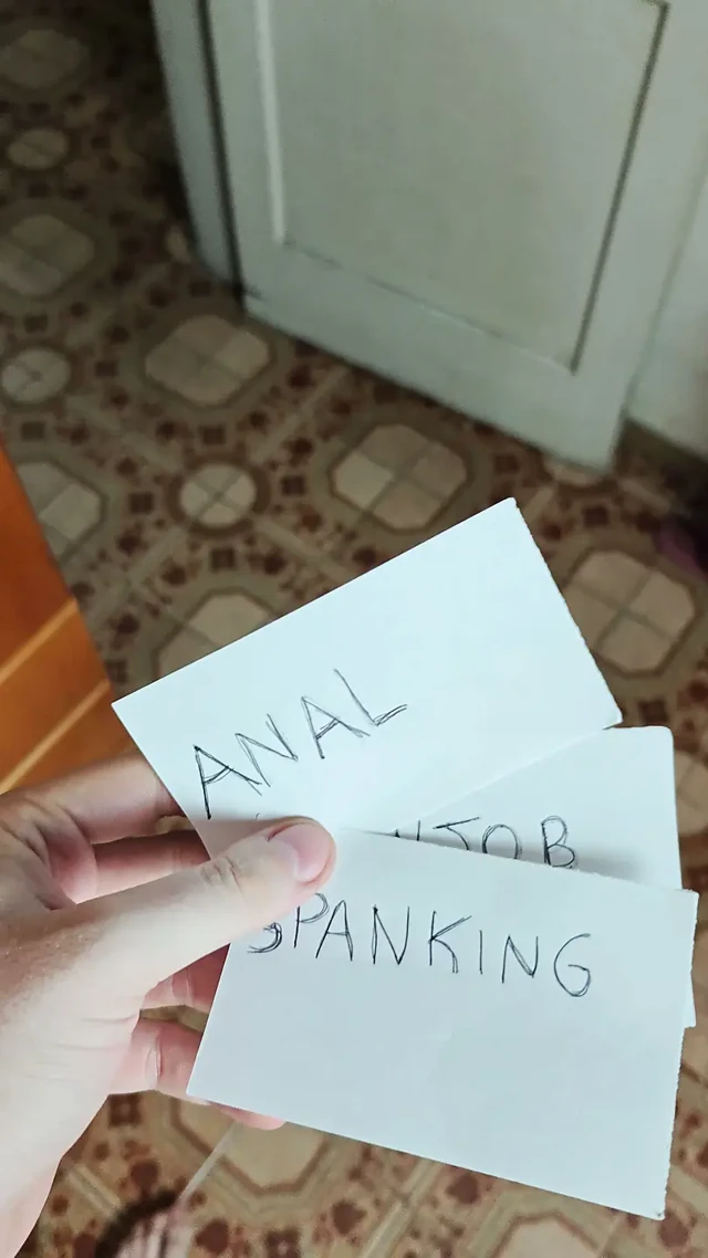 Benimle seç: anal, oral seks veya şaplak