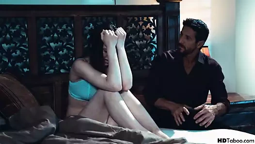 Üvey kızı amcasıyla eğlenir, üvey anne girer!