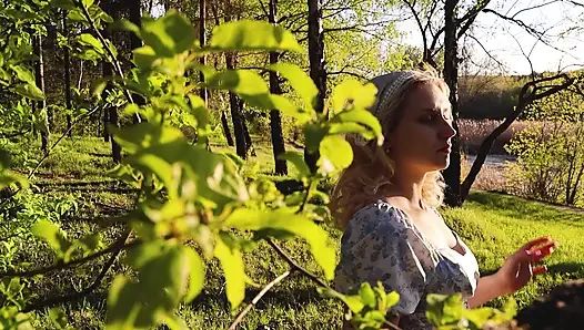 Una ragazza del villaggio che fuma
