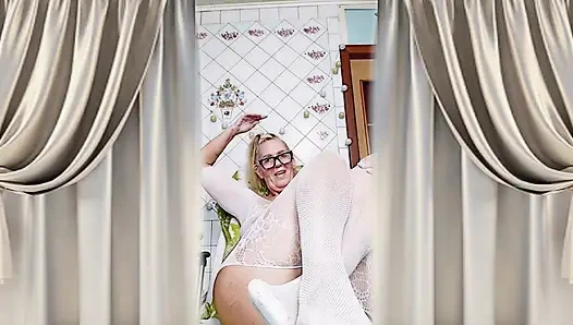 Neşeli ev hanımı Lukerya mutfakta açık, şeffaf beyaz tulumla flört ediyor.