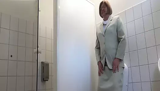 Benutzen Frau so ein Pinkelbecken?