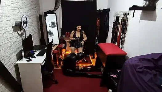 Lateks domme orta yaşlı seksi kadın köleyi ter içinde eziyor