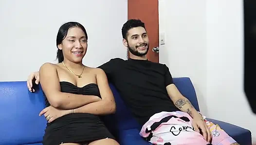 Bir sessiz öğleden sonra üvey kız kardeşimle aynı odayı paylaşıyorum ve o benim penisimi emiyor