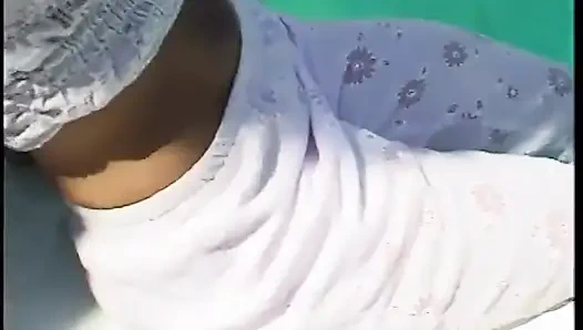 Dolgulu adam genç kızıl saçlı sıska kız Chandler'ın sikini sikiyor ve genç kızının yüzünü sikiyor