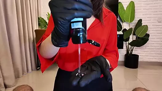 Üvey anne üvey oğlunu cezalandırıyor ve eldiven kullanarak onu sert boşaltıyor