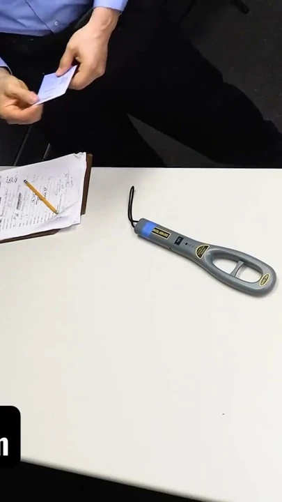 Tatlı ve saf büyük meme genç kandii bir hediye kartı çaldığı için yüzü dağınık hale geliyor - shoplyfter | Klip 1