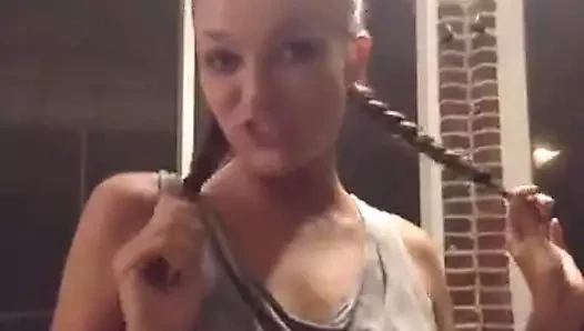 Lili göğüslerinden birini yanıp sönen simmons