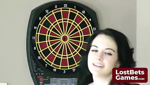 Komedi ve trajedi maskeleri dövmesiyle Strip dart oynuyorlar