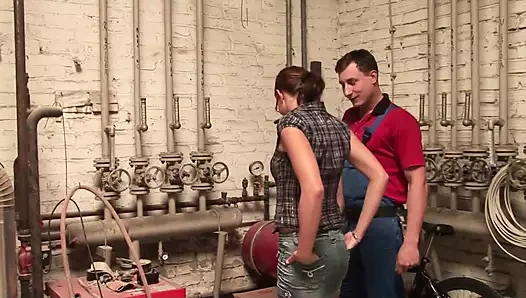 Azgın orta yaşlı seksi kadın tesisatçısıyla sert sikişiyor