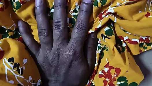 Hintli Bengalli ev hanımı göt ve amcık gösterisi yapıyor