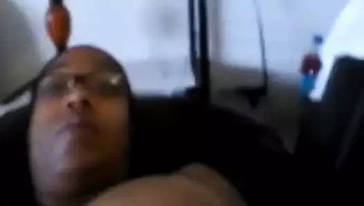 Siyah kız vücudunu gösterir