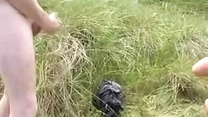 Büyükanne ve büyükbaba sahilde yabancılara şov yaptı