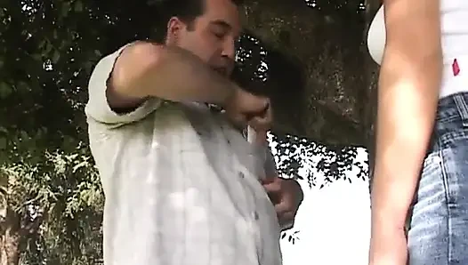 Ateşli esmer kadın onu yalarken göğüslerine dokunuyor