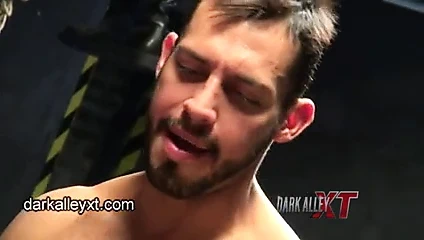 Viktor manuele yumruk atıyor