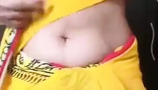 Desi bhabi vücudunu gösteriyor