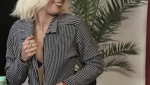 Güzel Alman sarışın sert anal sikişten sonra döl yiyor