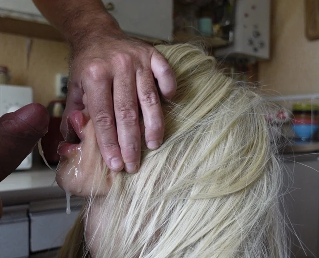 Горячая девушка трахается в задницу на русской кухне - Хардкорное видео