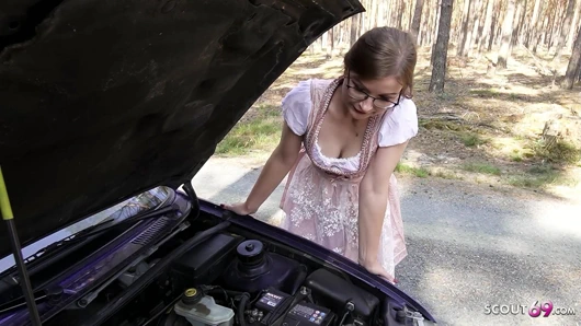 Minyon Alman gözlüklü kız tinyemily araba arızasıyla ilgili yardım için yabancıyla sikişiyor