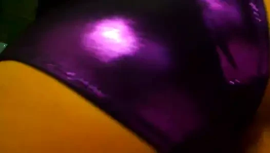 Yüzündeki mor saten külot