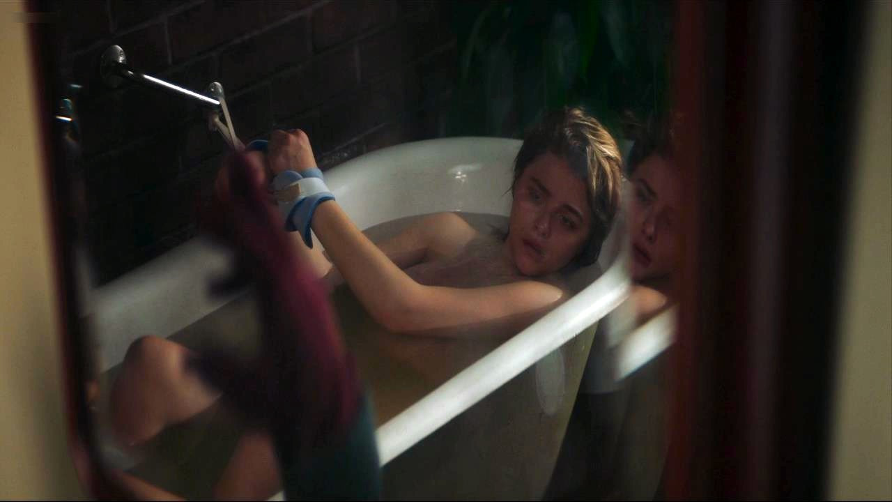 Chloe zarafet moretz, sıcak ve çıplak, banyoda kaplı