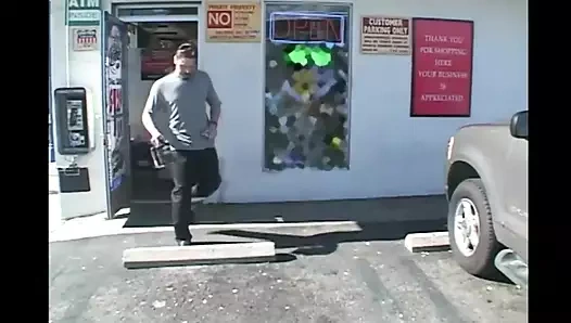 Ateşli orta yaşlı seksi kadın sert büyük yaraklı bir adama sert sikiliyor