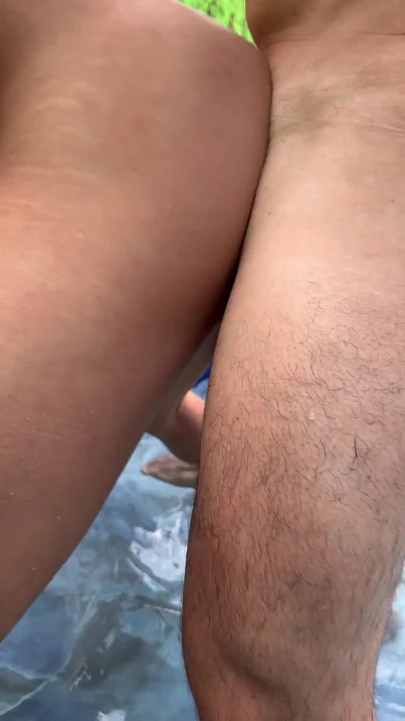 Genç Latin Twink En İyi Arkadaşının Özel Havuzunda Sevişmeye Davet Edildi