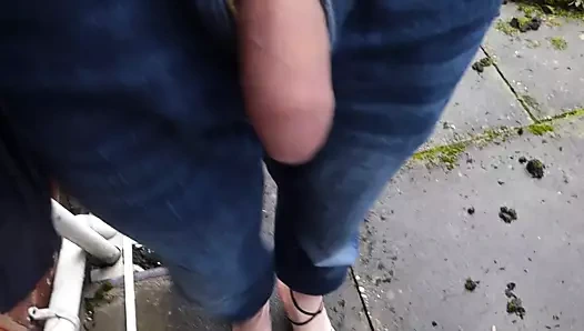 Topuklu parlak kırmızı ayak tırnakları