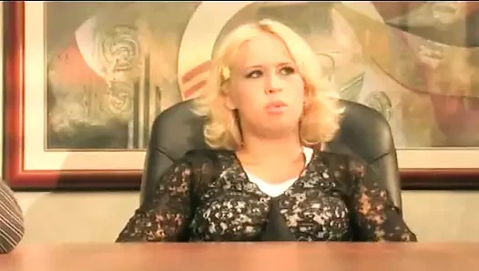 Elder sarışın ve damızlık adam çift takım genç üzerinde masa vurma ona kedi