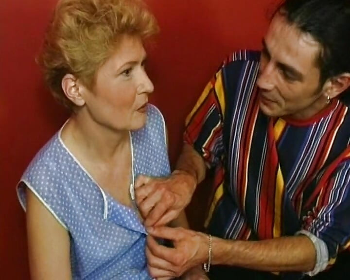 Almanya'dan yaşlı sarışın kadın barda sikişiyor