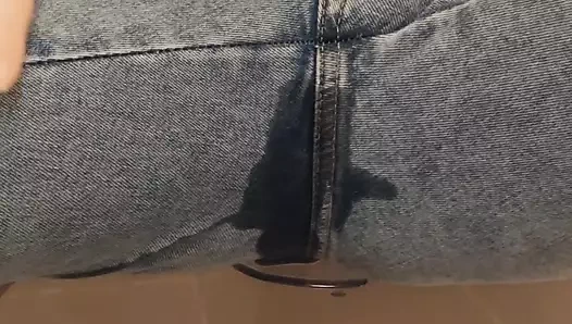 Kotunun içine işiyor ve onu heyecanlandırıyor