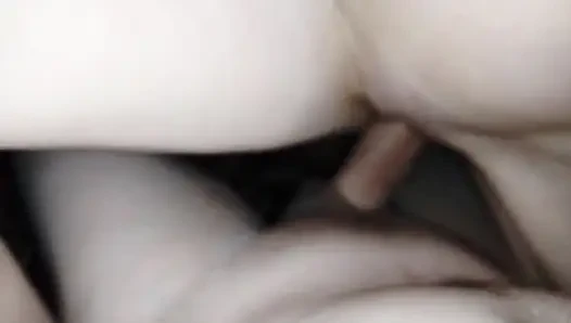 Üvey kız kardeşim için gece dölleme, spermimi içinde hissetmeyi seviyor