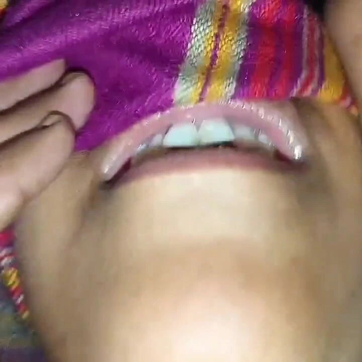 Üvey anne ile anal seks yapıyor ve eğleniyor