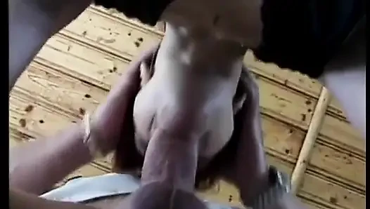 Azgın sürtük kızıl saçlı ev duvarlarının yanında ağzına boşalmak için susamış seviyor