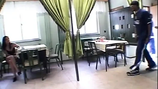 Harika genç erkek delisi için iki canavar siyah yarağın ağzına çifte penetrasyon ve boşalma
