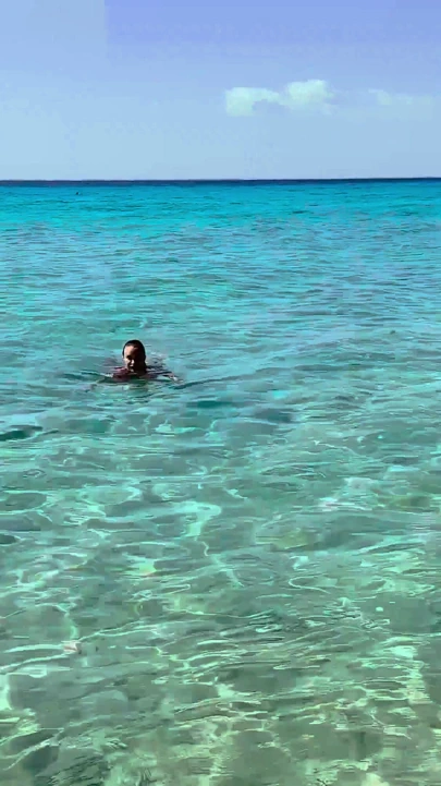 Monika Fox Karayip Denizi'nde yüzüyor ve resiflerde çıplak poz ediyor