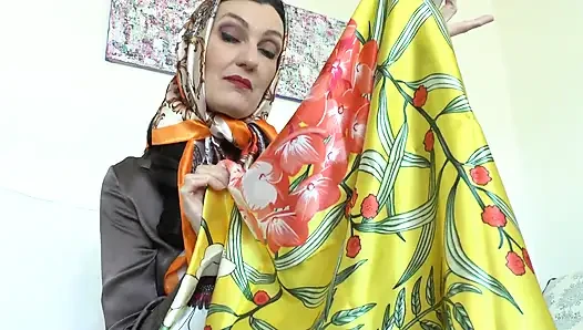 Heyecan verici saten eşarp oyunları! Lady Victoria Valente