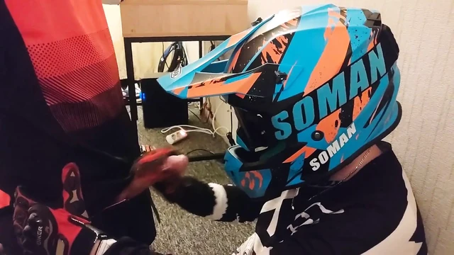 Motocross adam partneriyle seks yaptıktan sonra mastürbasyon yapıyor