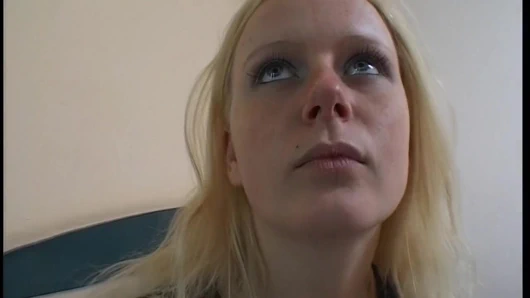 18 jaehrige Schuelerin laesst sich von Klassenkamerad bumsen und anspritzen