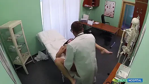 Fake hospital - esmer Penelope Cash rutin bir hastane ziyaretini röntgenci lezbiyen üniformalı iş amcık yalama seansına dönüştürüyor