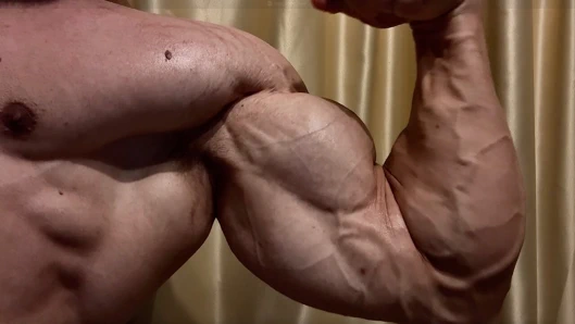 Kaslı jock vens patlayan kaslar yakın çekim pompalıyor